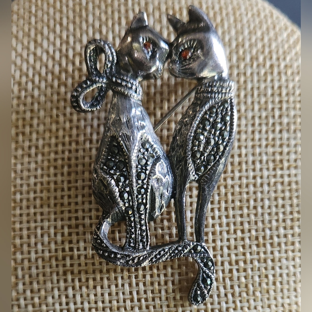 Adorable 925 cat brooch, orange eyes and marcasite, signed